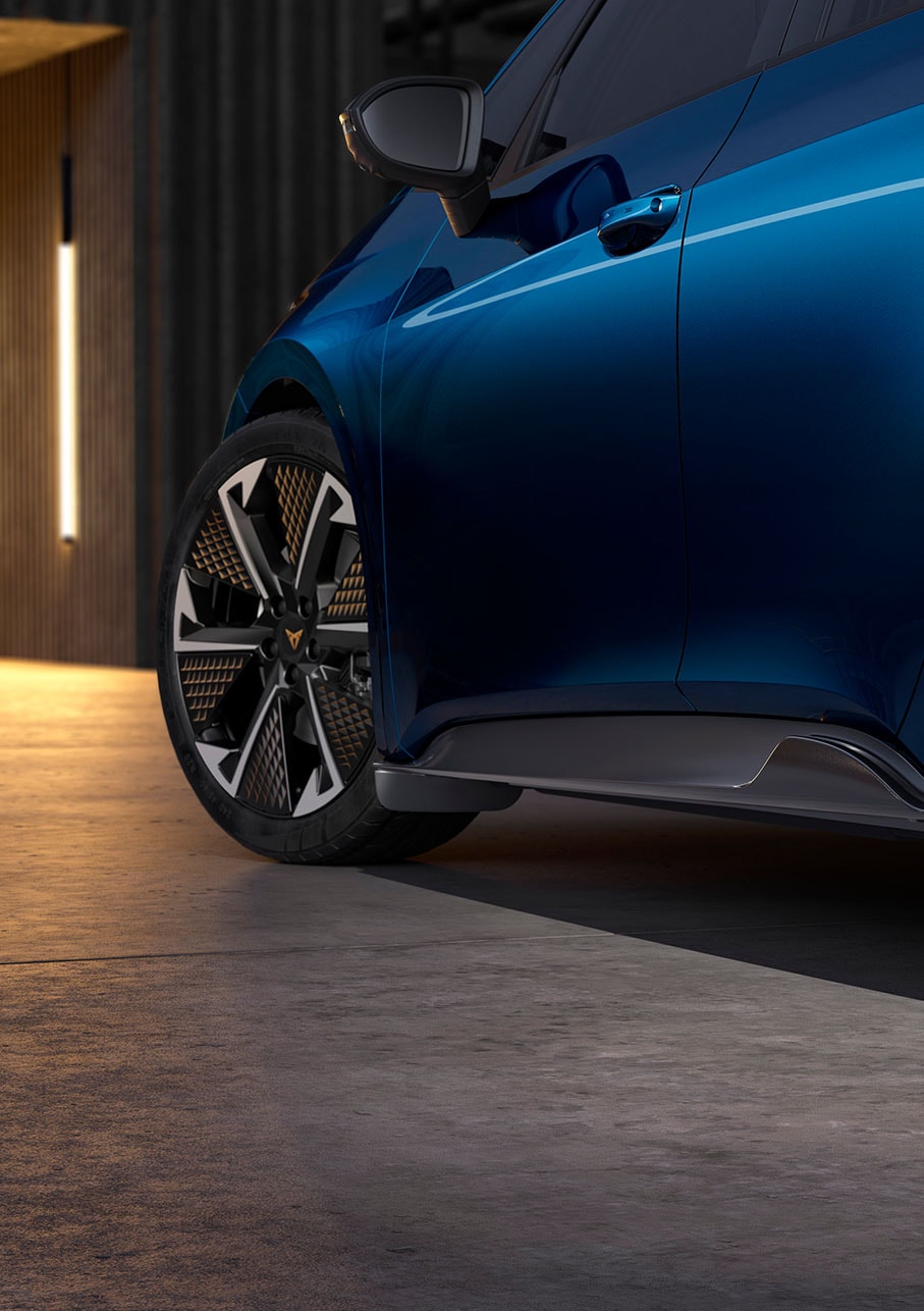 „Aurora Blue“ spalvos „CUPRA Born“ galiniai purvasargiai