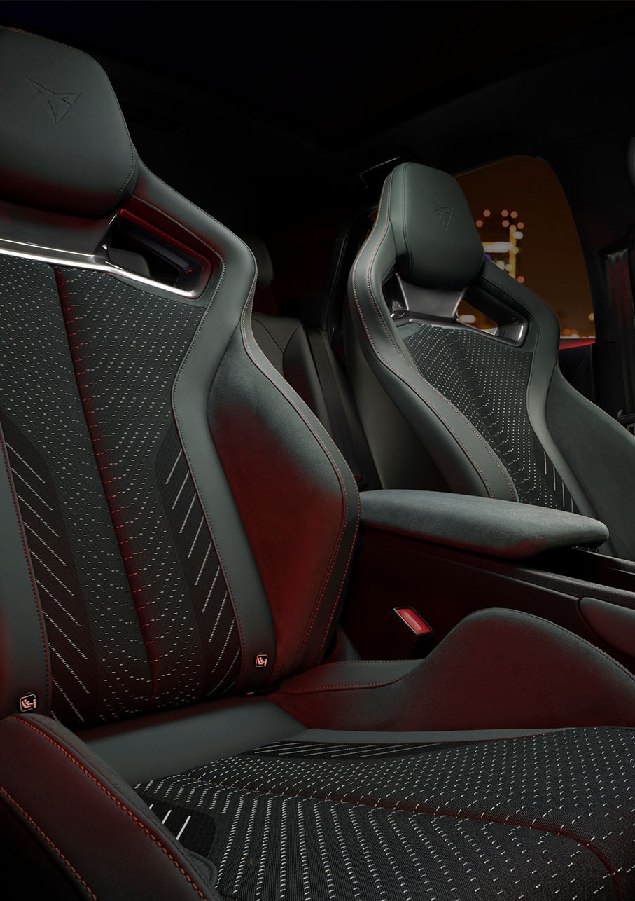 „CUPRA Born VZ“ „Enceladus Grey“ pilka sportinio tipo CUP sėdynė