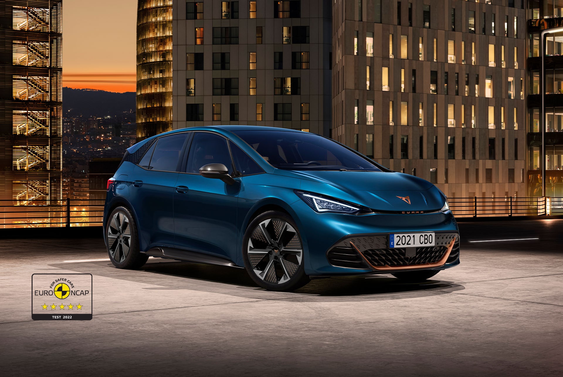 „Aurora Blue“ spalvos „CUPRA Born“ su „Thunderstorm“ ratlankiais