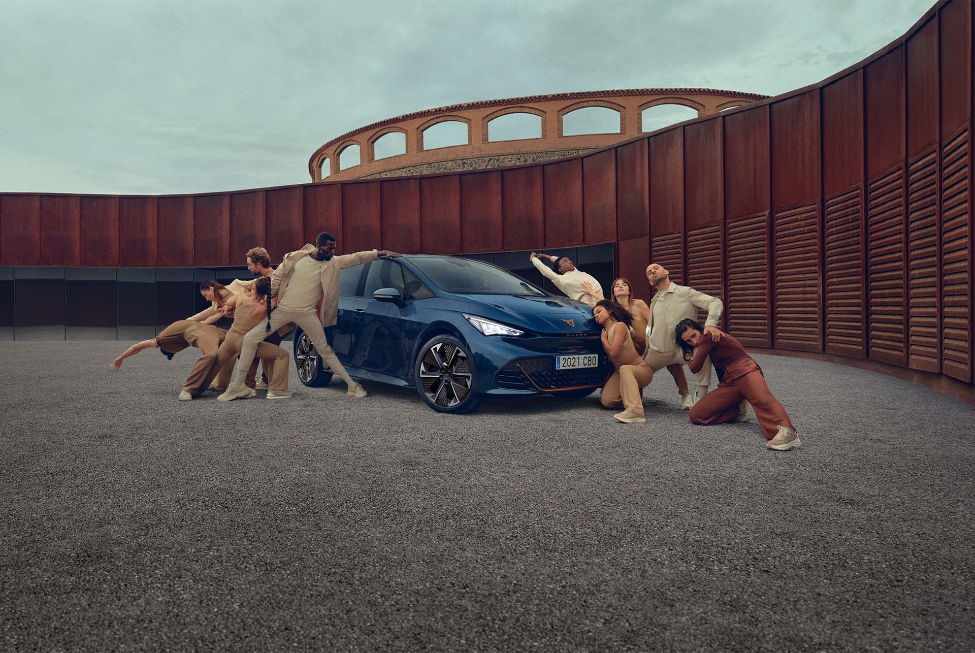 Žmonės stovi aplink „Aurora Blue“ spalvos „CUPRA Born“
