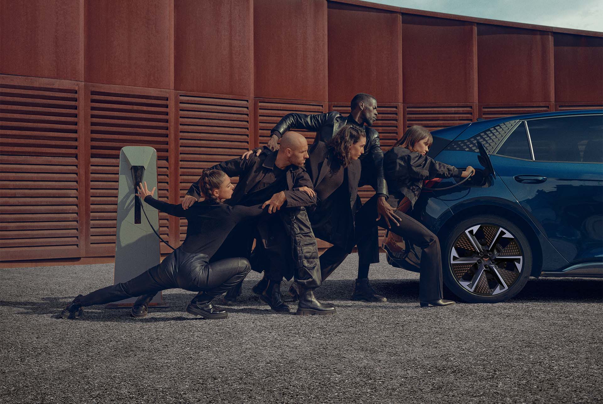 Žmonės stovi prie įkraunamo „CUPRA Born“