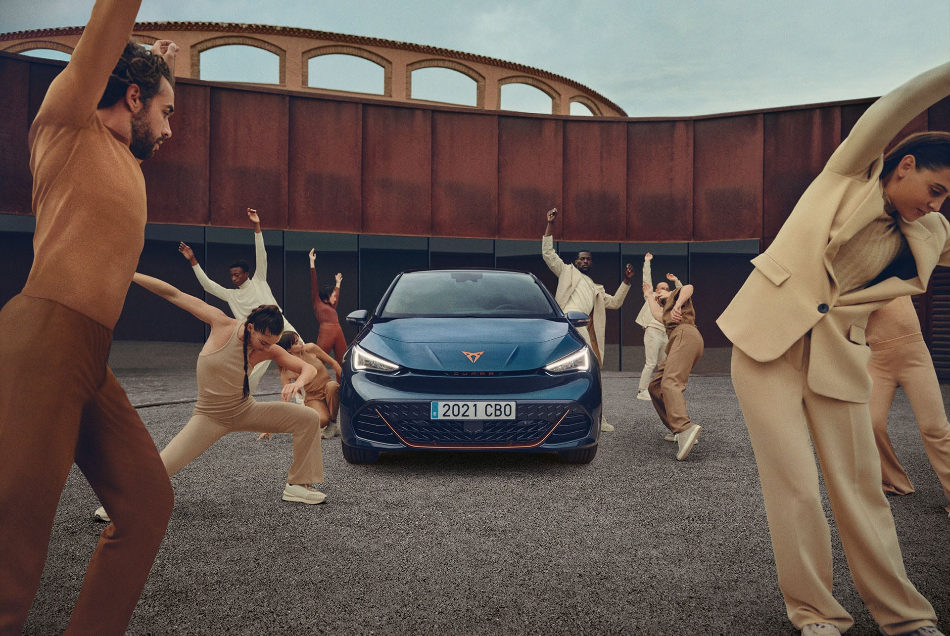 Žmonės šoka prie „Aurora Blue“ spalvos „CUPRA Born“