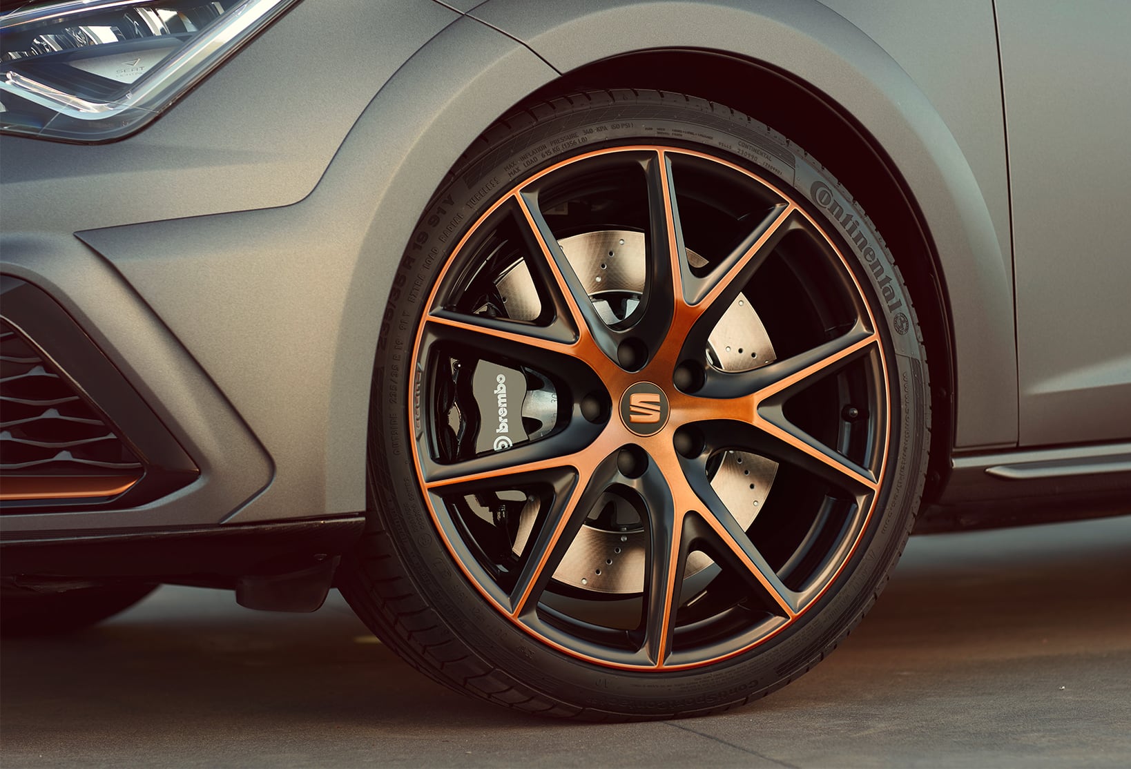 Leon CUPRA R alloy wheel with copper detail