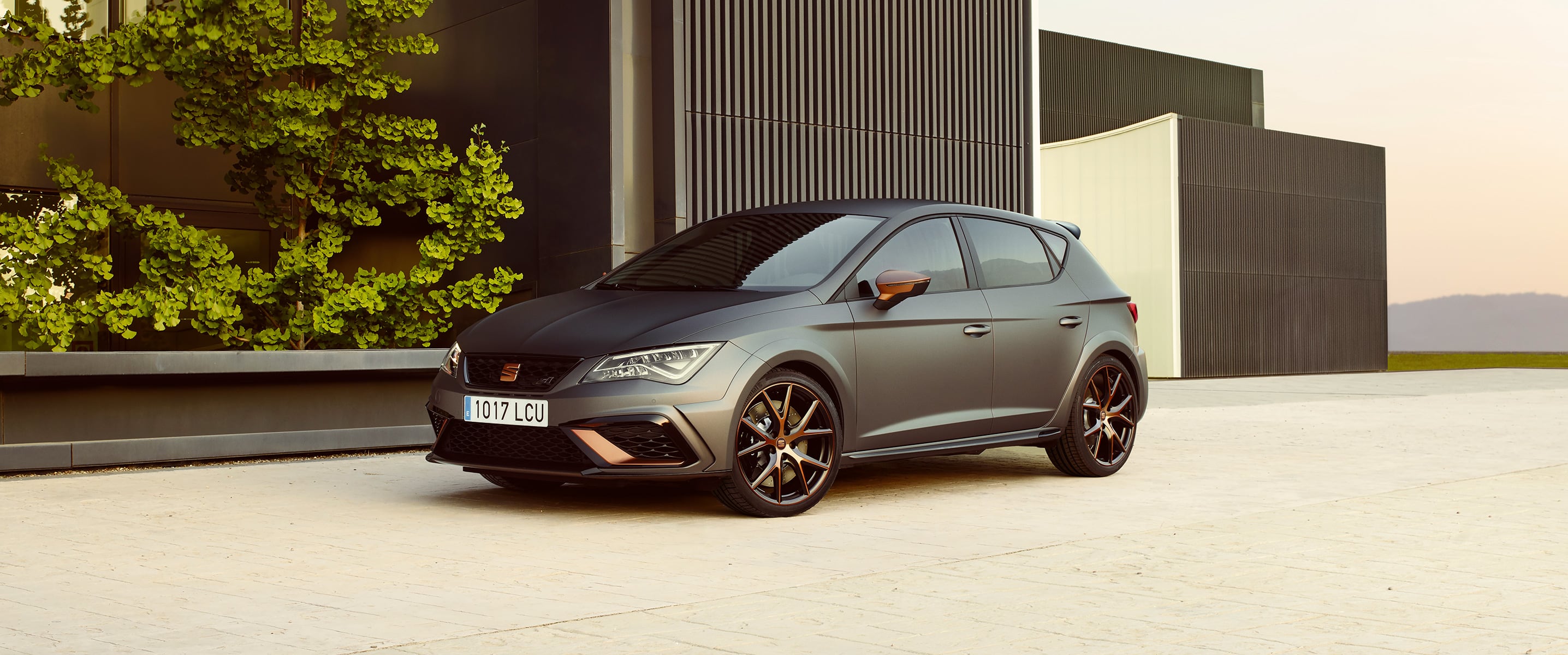 Leon CUPRA R ST car front and side view