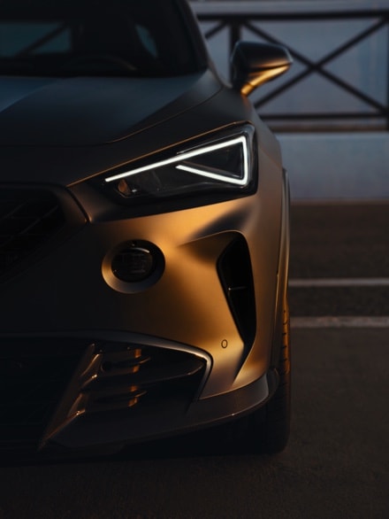 Front view of the CUPRA Formentor VZ5 magnetic Tech colour in the road